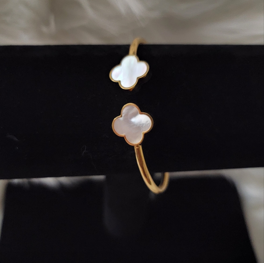 White clover bangle 7”